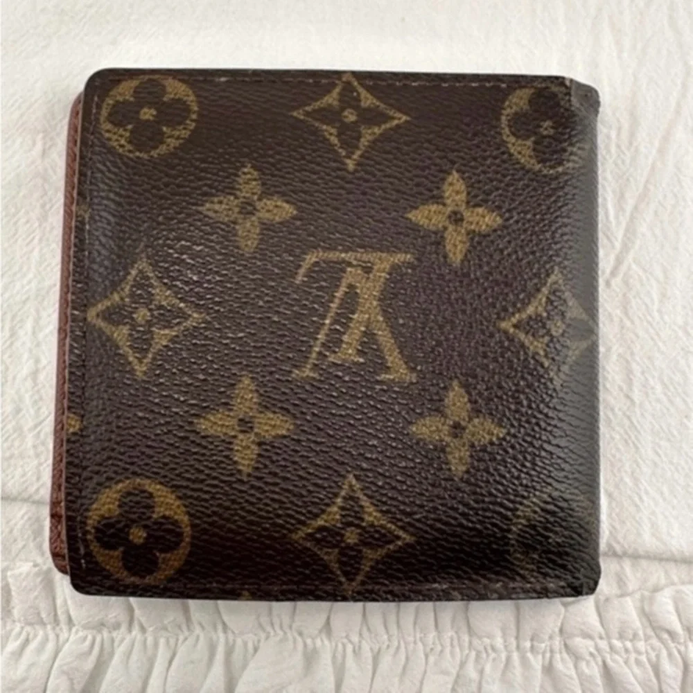 AUTHENTIC Louis Vuitton wallet or credit card holder.